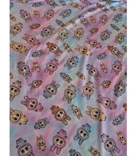 Digitalprintet bomuldsjersey med søde pastel figurer på regnbue baggrund